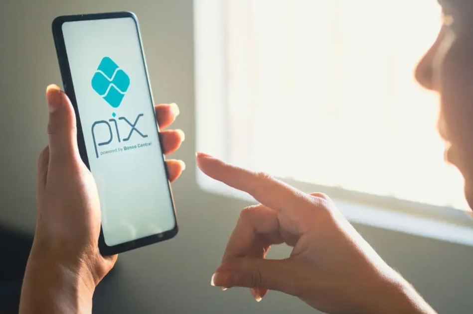 Vítima de fraude analisando a responsabilidade do banco em golpe do Pix