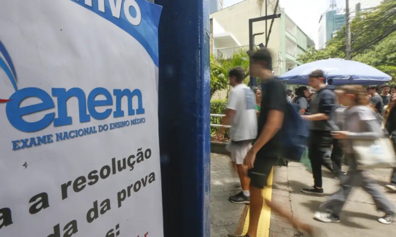 Inscritos se deslocando para uma escola para fazer a prova