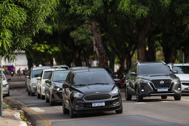 Fotos de carros no transito em Belém