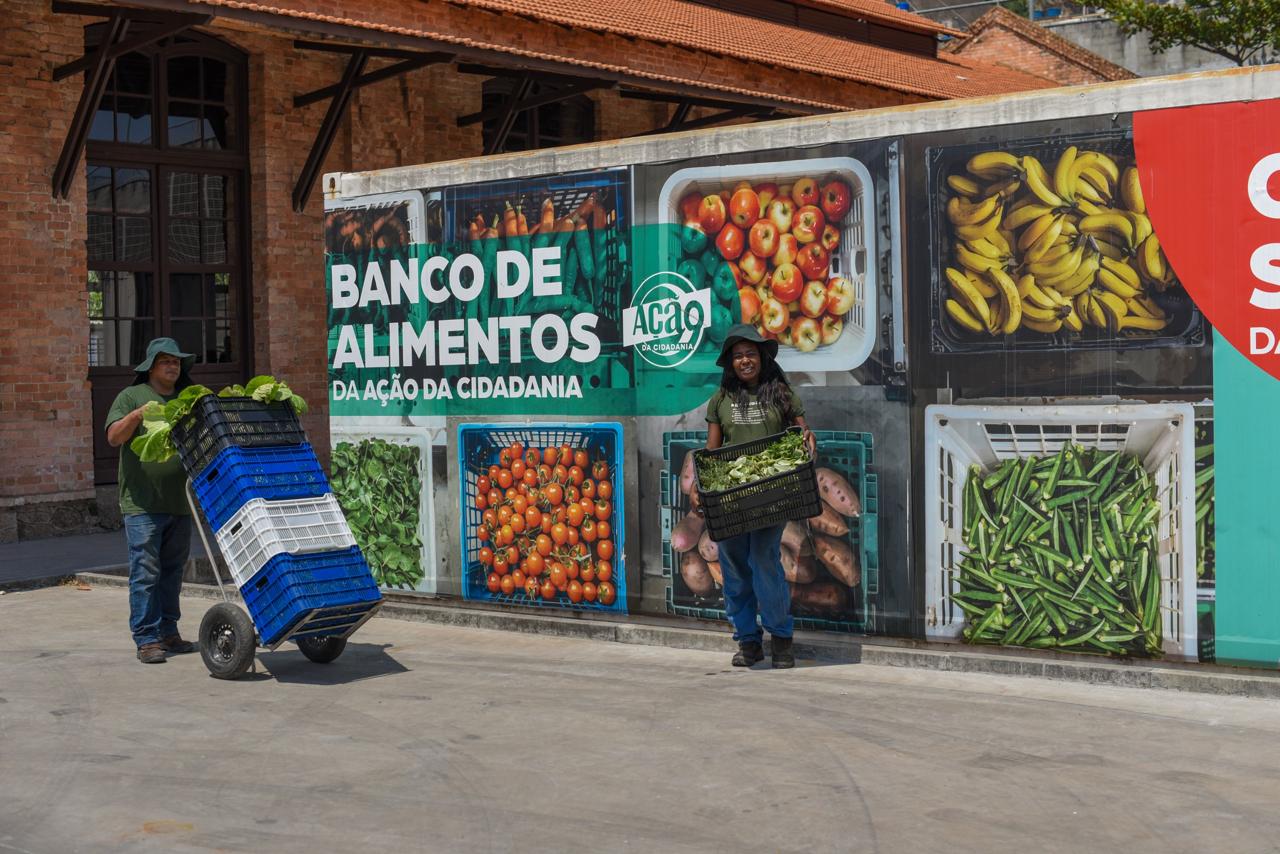 Foto de dois participantes do Banco de Alimentos