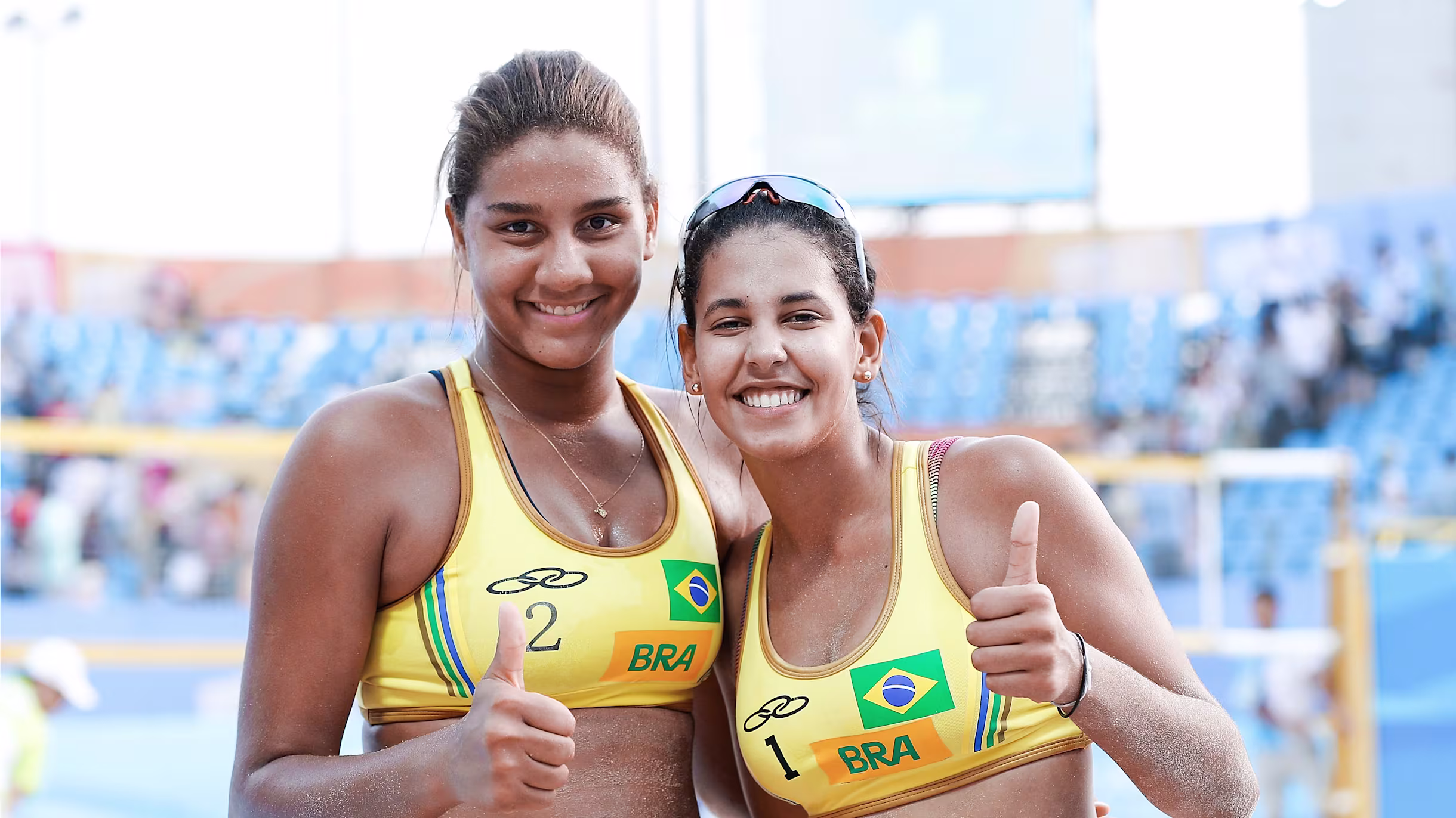 ANA PATRÍCIA E DUDA ABRAÇADAS DE LADO POUSANDO PARA A FOTO NA AREIA DO VOLEI DE PRAIA
