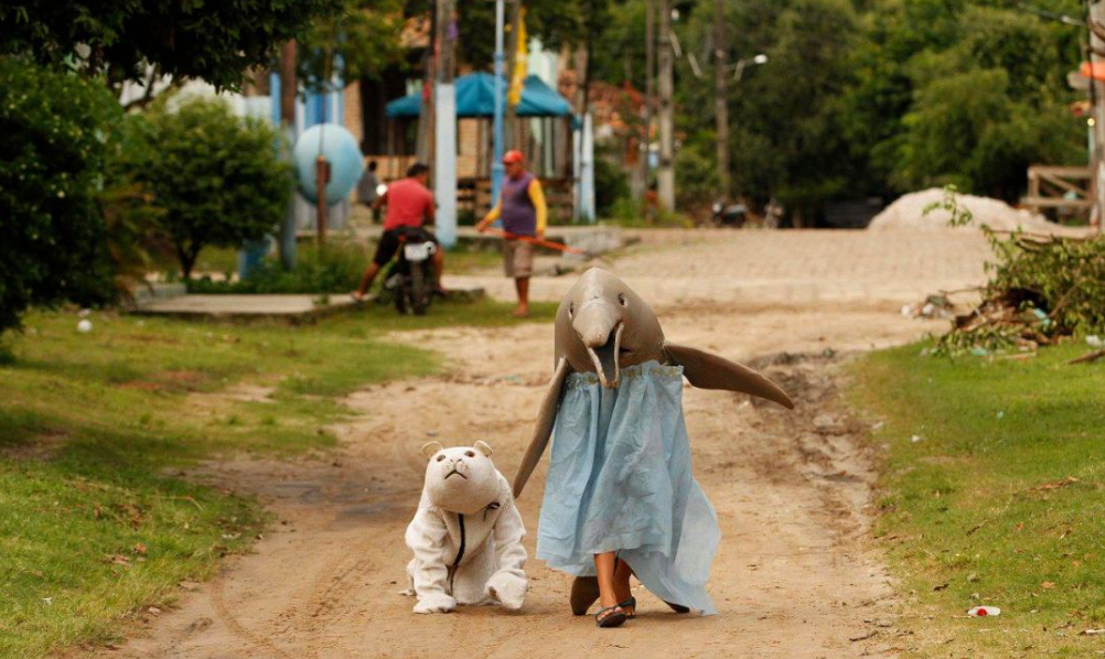 Na vila do Juaba, em Cametá, o Cordão da Bicharada atravessa gerações animando crianças e adultos com foco na conscientização ambiental. Foto: Raimundo Paccó.