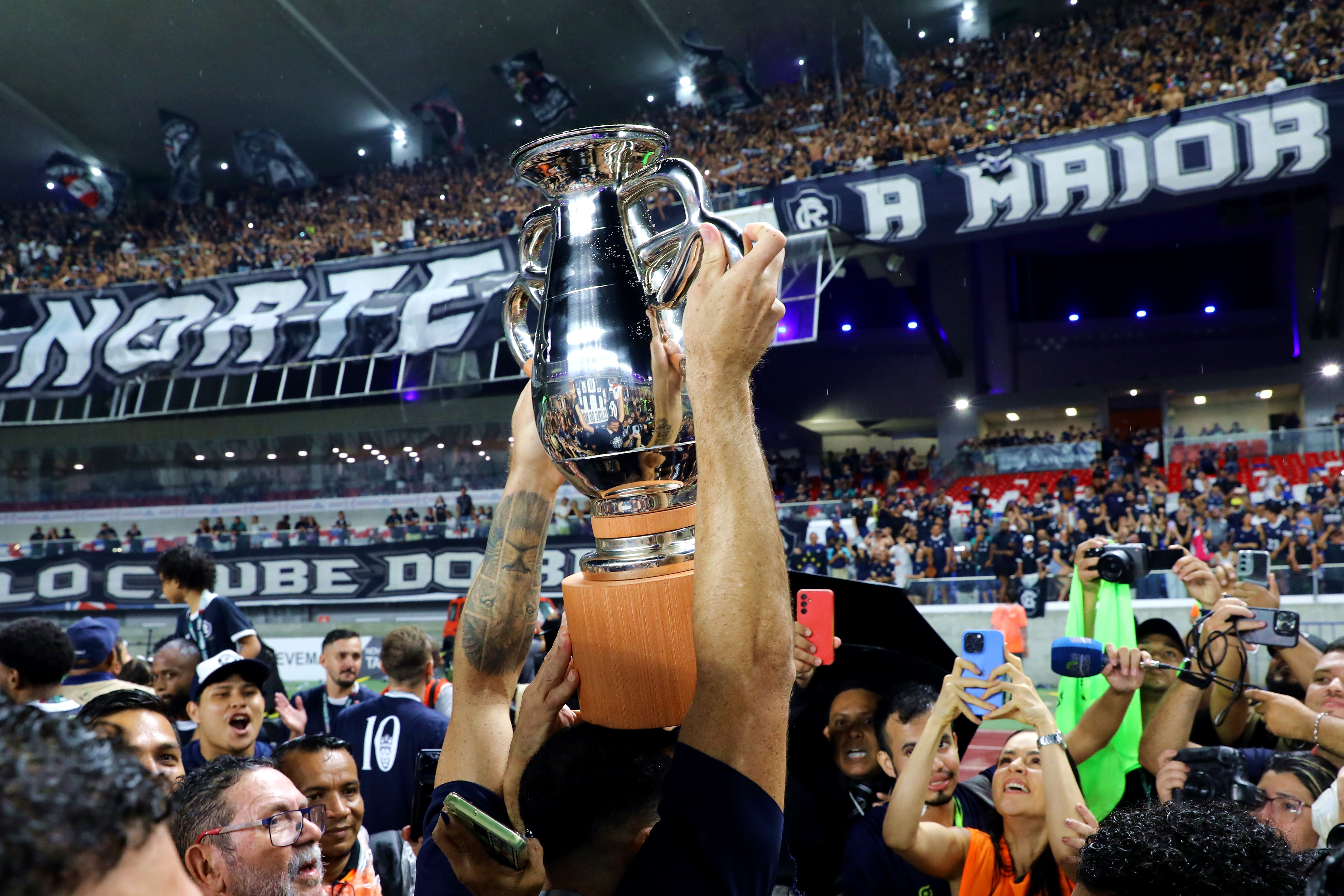 Comemoração azulina com a taça do título (Foto: Camila Lima/ Portal Cultura)