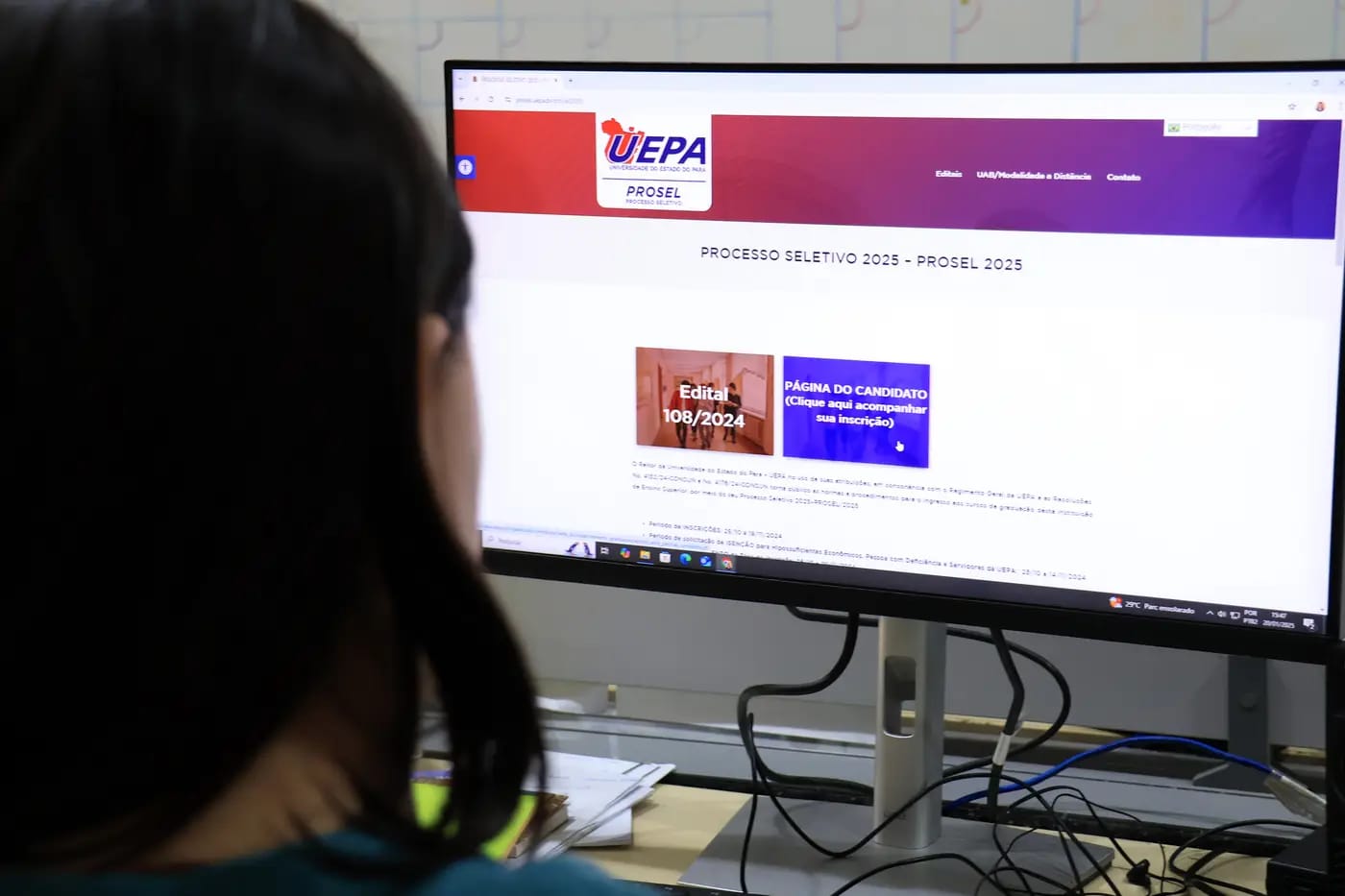 Uma jovem olhando o site do processo seletivo da UEPA