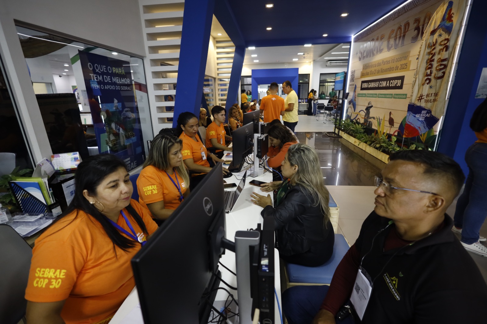 Pessoas sendo atendidas em uma unidade do Sabrae