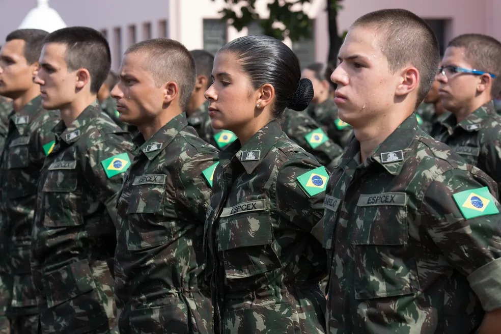 Militares em prontidão