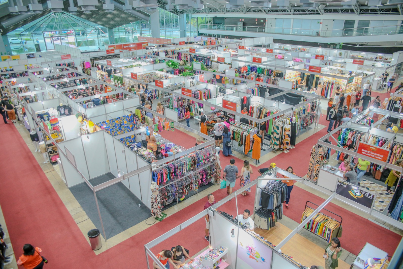 Imagem geral dos stands do evento. 