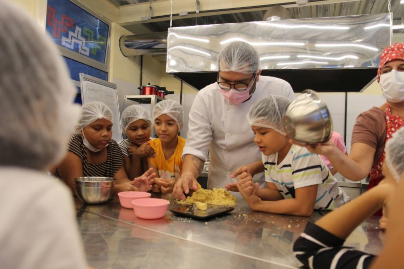 Crianças aprendendo gastronomia