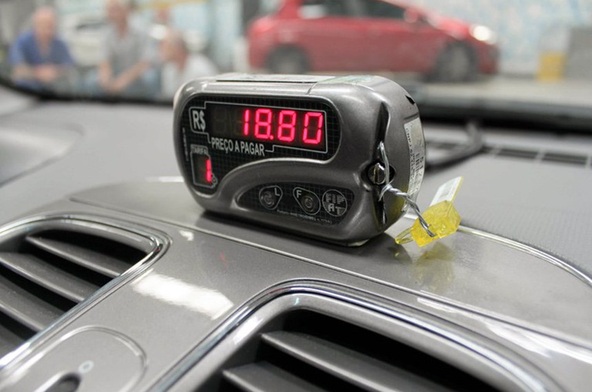Taxímetro dentro de um carro
