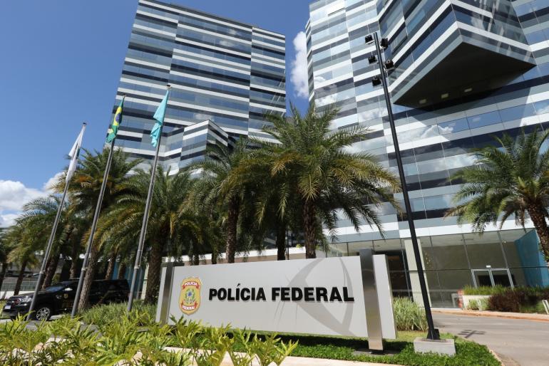 Foto externa de um dos prédios da Polícia Federal