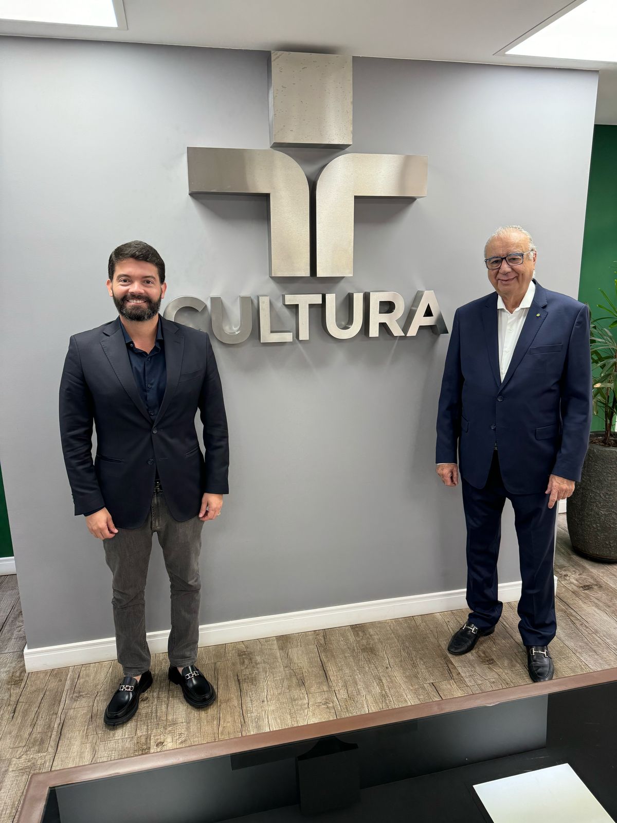 Presidente da Cultura Rede de Comunicação ao lado do representante da TV Cultura de São Paulo