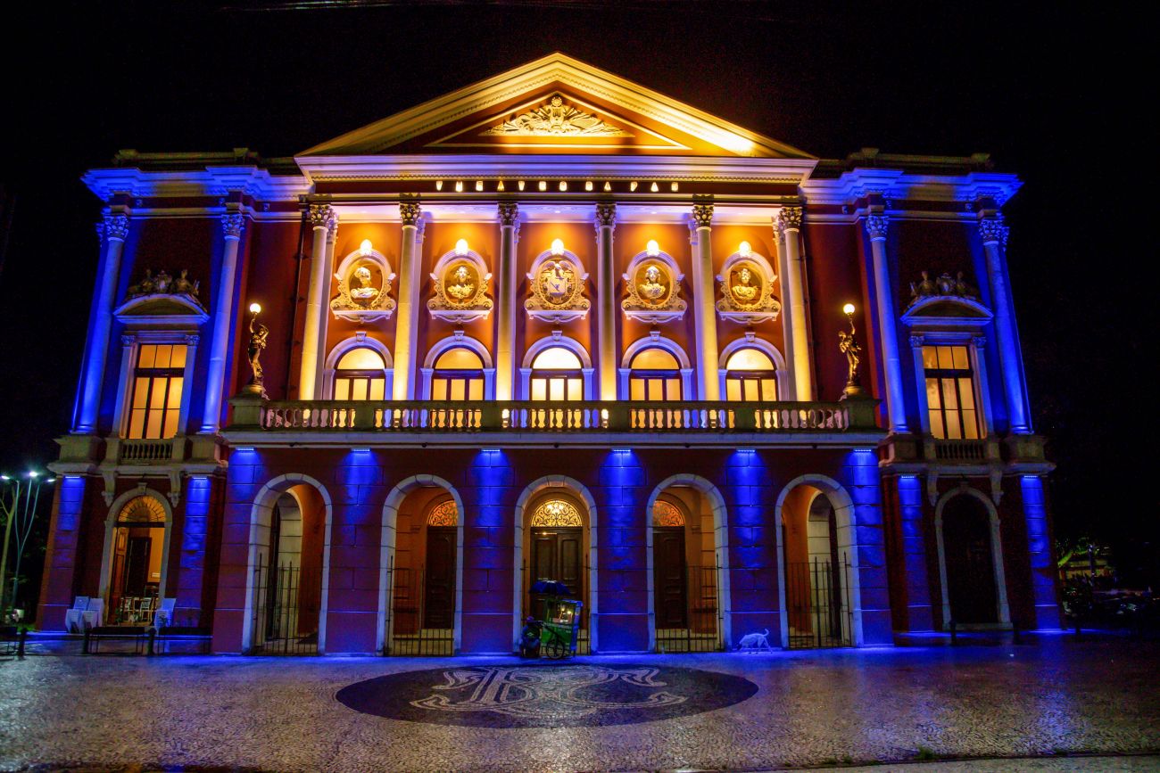 Fachada do Teatro da Paz, a noite, iluminada por luz azul.