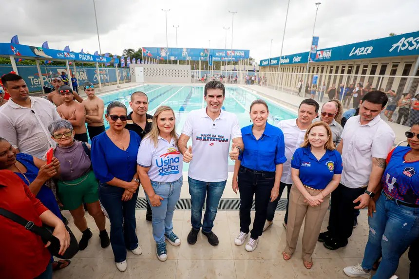 Governador entregando a Usina da Paz em Abaetetuba