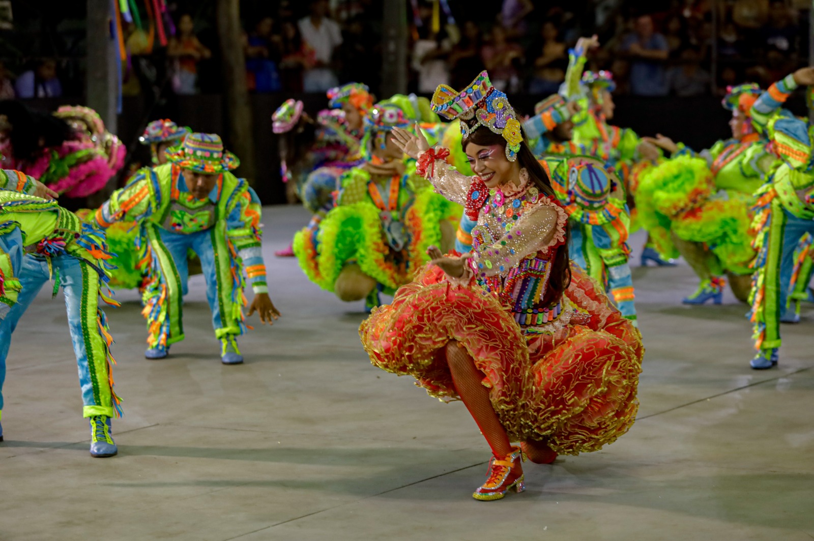 Quadrilha de festa junina dançando