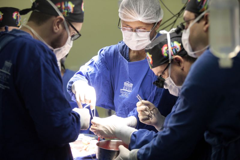 Medico e auxiliares em cirurgia.