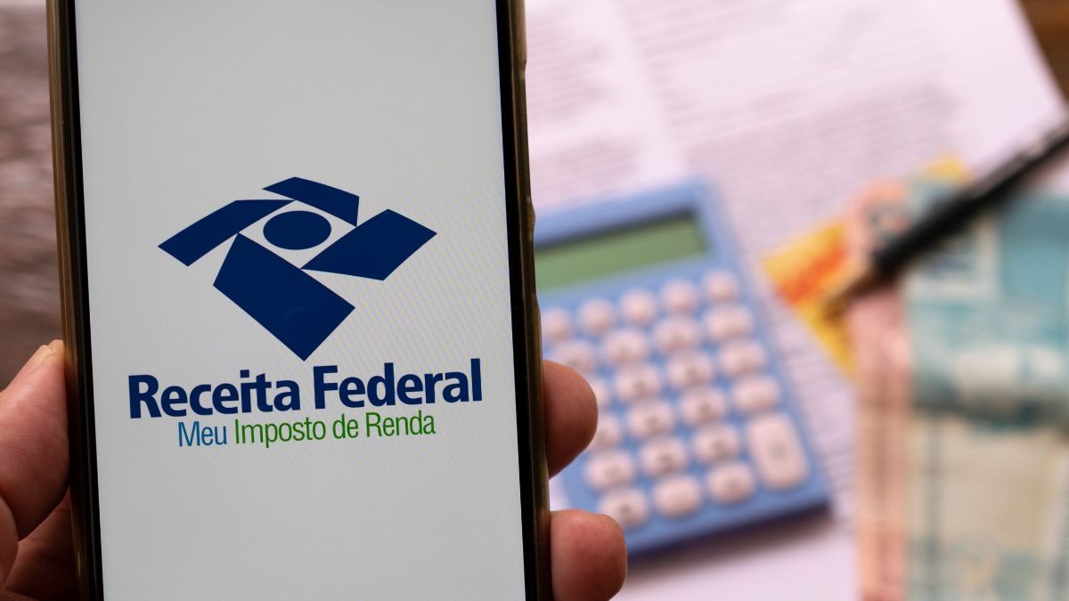 Um celular com o identidade visual da Receita Federal