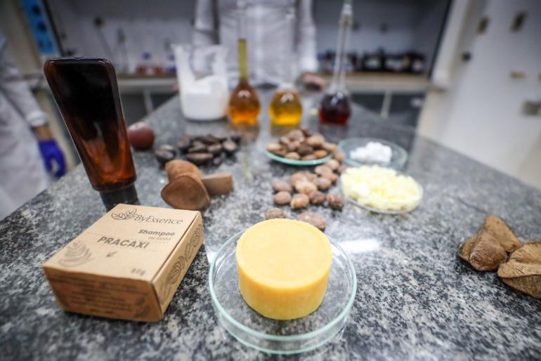 Mesa com caixa de cosméticos paraenses 