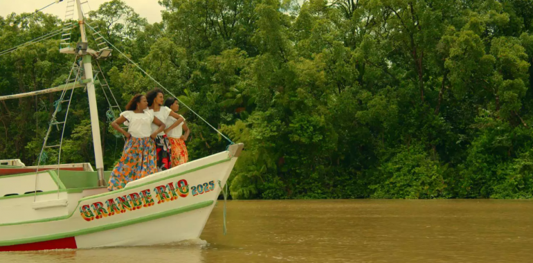 Duas mulheres sobre um barco 