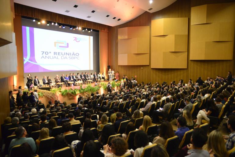 auditório com várias pessoas presente
