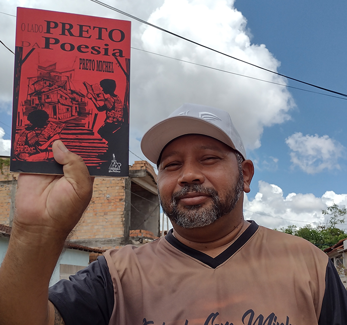 escritor segurando livrto