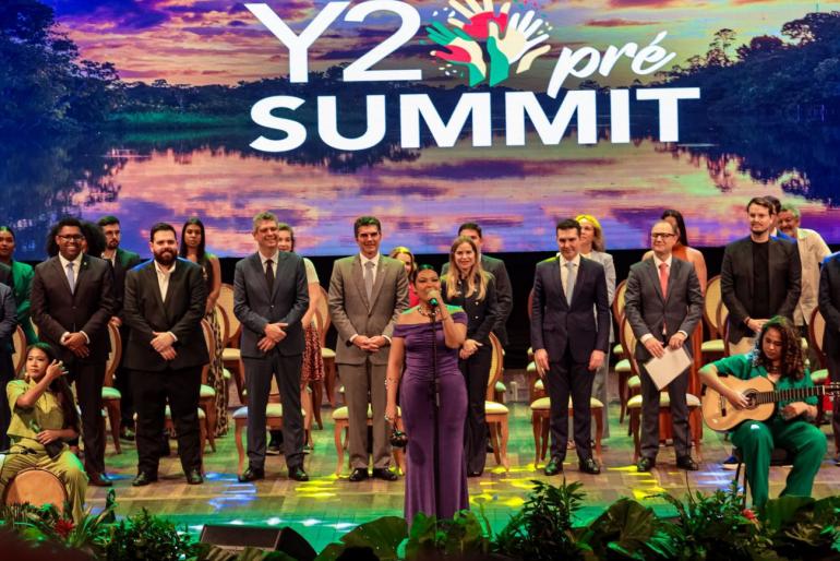 várias autoridades politicas em um palco