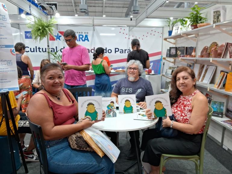 varias pessoas segurando livros na feira do livro