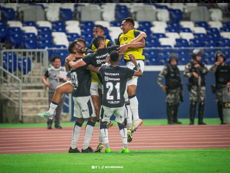 jogadores do remo se abraçando comemorando