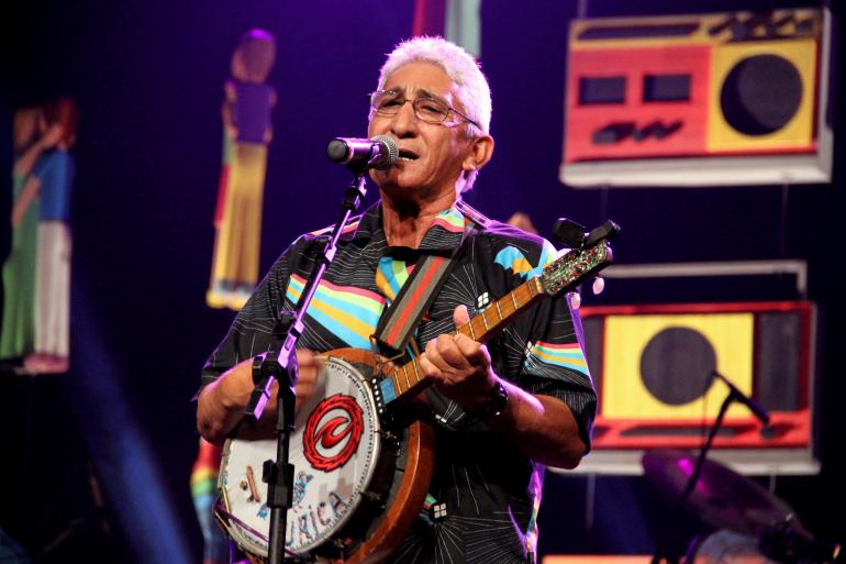 Mestre Curica se apresentando em concerto de carimbó