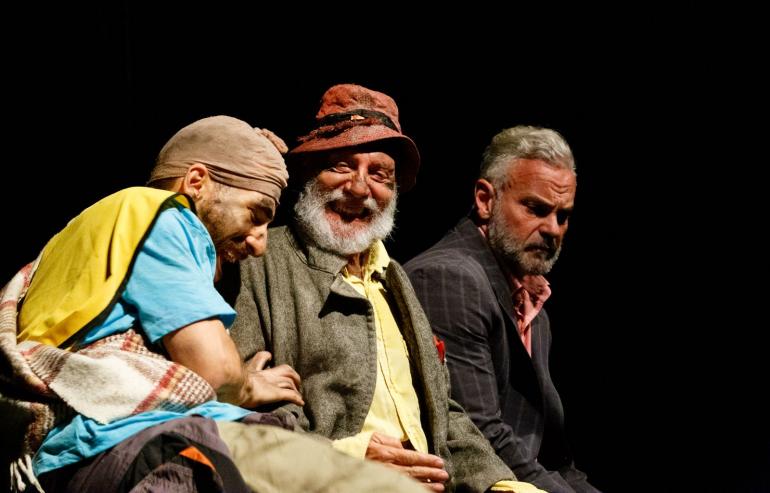 Atores encenam peça