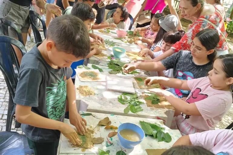 Crianças realizam atividades lúdicas