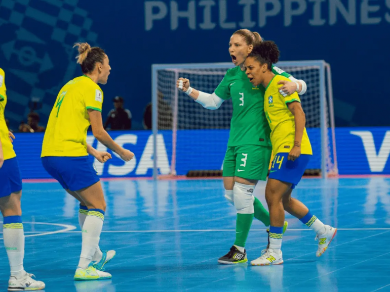 Ana Luiza comemora o gol abraçada com a goleira da Seleção Brasileira (Foto: Fábio Souza/ CBF)