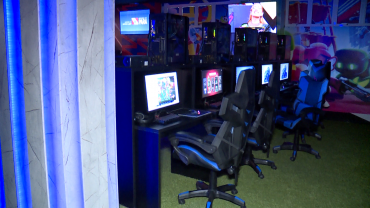 sala com computadores gamers