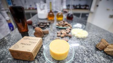 Mesa com caixa de cosméticos paraenses 