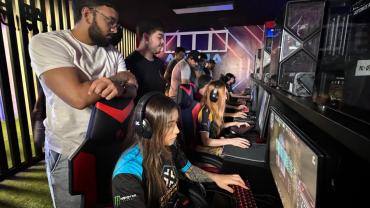 várias pessoas em um espaço com computadores 
