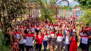 varias crianças e professoras reunidas 