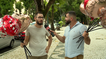 Repórter entrevista homem na rua a respeito do dia dos namorados