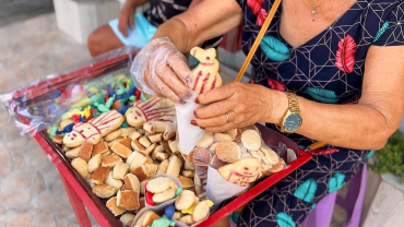 tabuleiro com diversos doces