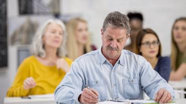 alunos adultos em uma sala de aula