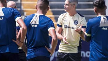técnico e jogadores do remo