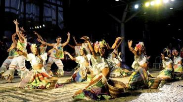 imagem dos bailarinos se apresentando 