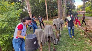 pessoas reutilizando toalhas para transforma-las em vasos