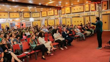 homem palestrando para auditório cheio