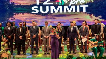 várias autoridades politicas em um palco 