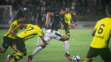 jogadores de futebol no meio de uma partida