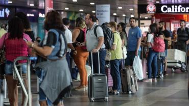 várias pessoas em uma fila no aeroporto 
