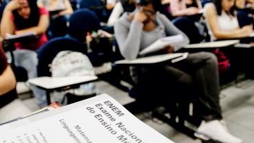 sala de aula com pessoas fazendo uma prova 