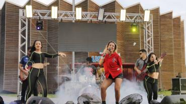 imagem de uma banda se apresentando em um palco 