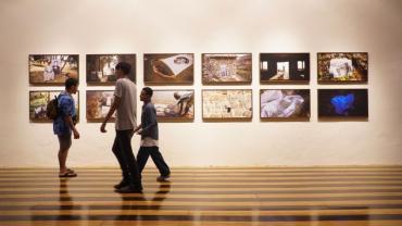 exposição de quadros em um museu 