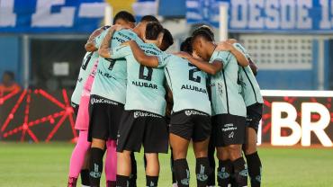 jogadores do paysandu reunindo em um circulo no campo