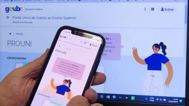 imagem de um celular e computador na pagina do prouni 